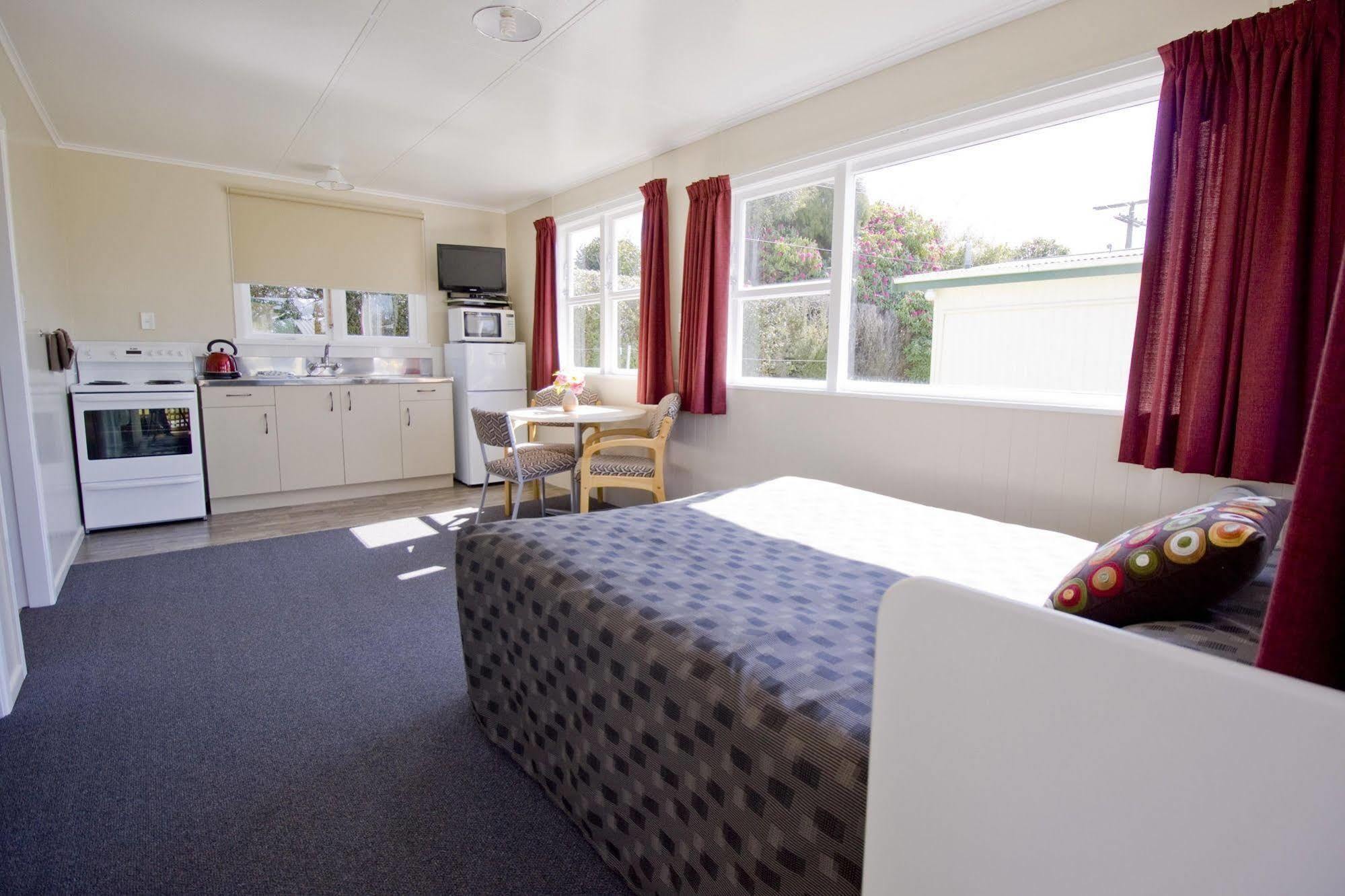 Taupo Top 10 Holiday Park Exterior photo